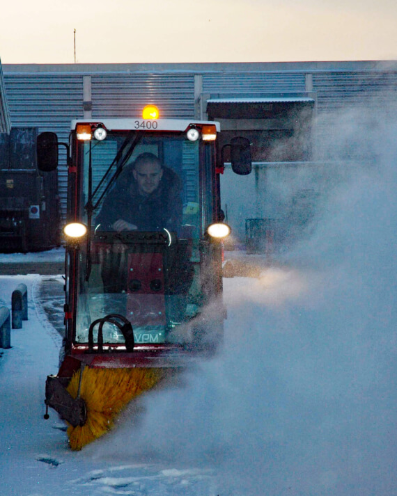 Traktor med sneplov fra Racoon som snerydder