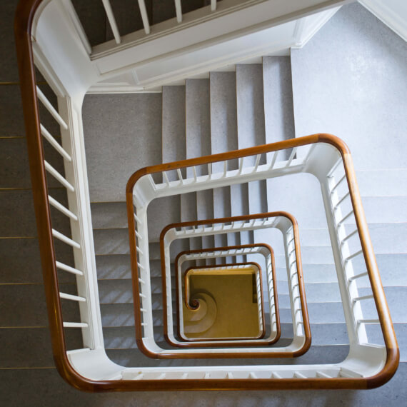 Billeder af en rengjort trappe